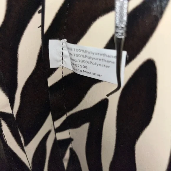 Carlos Santana 13" Round Black Faux Leather Crossbody Handbag zebra print inside - Picture 5 of 6